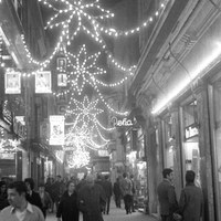 Iluminación navideña en la calle Puente y Pellón. 1968 ©ICAS-SAHP, Fototeca Municipal de Sevilla, fondo Serrano