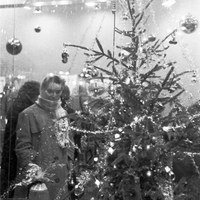 Contemplando escaparates en Navidad. 1965 ©ICAS-SAHP, Fototeca Municipal de Sevilla, fondo Gelán 