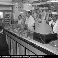 Compra de pescado y marisco para las comidas navideñas en la Pescadería Huelva.1955-1960 ©ICAS-SAHP, Fototeca Municipal de Sevilla, fondo Serrano 