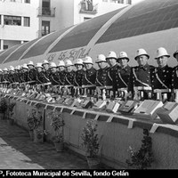 Reparto de aguinaldos a los guardias de tráfico en la azotea del mercado del Arenal. 1954 ©ICAS-SAHP, Fototeca Municipal de Sevilla, fondo Gelán 