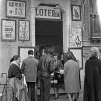 Venta de Lotería de Navidad y del Niño en la administración número 13 de Sevilla, El Gato Negro. 1960-1965 ©ICAS-SAHP, Fototeca Municipal de Sevilla, fondo Serafín