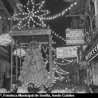 Salida procesional de la Virgen del Rocío del Salvador, conocida como la “lotera”,  por las calles del centro bajo la iluminación navideña. 22 de diciembre de 1966 ©ICAS-SAHP, Fototeca Municipal de Sevilla, fondo Cubiles 
