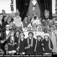 Cabalgata de Reyes Magos del Ateneo. Visita a los niños del Hospicio Provincial de la calle San Luis. 1934 ©ICAS-SAHP, Fototeca Municipal de Sevilla, fondo Sánchez del Pando
