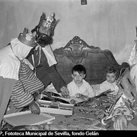 Los Reyes Magos de la Caja de Ahorros San Fernando de Sevilla visitan a los niños de los empleados en sus casas para hacer entrega de los regalos. 1960 ©ICAS-SAHP, Fototeca Municipal de Sevilla, fondo Gelán