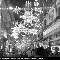Iluminación  navideña en la calle Sierpes. 1965  ©ICAS-SAHP, Fototeca Municipal de Sevilla, fondo Gelán 