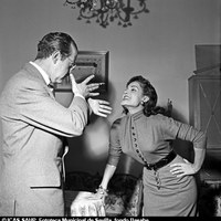 3. Carmen Sevilla bromeando con un periodista. Madrid, 1953 ©ICAS-SAHP, Fototeca Municipal de Sevilla, fondo Basabe