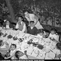 13. Carmen Sevilla invita a merendar a un grupo de niños en su domicilio. Madrid, 1956 ©ICAS-SAHP, Fototeca Municipal de Sevilla, fondo Basabe