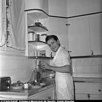 14. Carmen Sevilla en la cocina de su casa haciendo un gazpacho. Madrid, julio de 1956 ©ICAS-SAHP, Fototeca Municipal de Sevilla, fondo Basabe