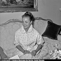 17. Carmen Sevilla entrevistada en su domicilio. Madrid, 1956 ©ICAS-SAHP, Fototeca Municipal de Sevilla, fondo Basabe