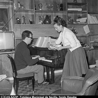 29. Carmen Sevilla y Augusto Algueró al piano. Madrid, 19©ICAS-SAHP, Fototeca Municipal de Sevilla, fondo Basabe