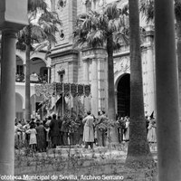 9. JUAN JOSÉ SERRANO GÓMEZ.La Esperanza Macarena hace su entrada en la iglesia del Hospital de las Cinco Llagas. 1938. Entre 1937 y 1940 la cofradía salía de la iglesia de la Anunciación y se recogía en este centro hospitalario debido al incendio de su sede en la parroquia de San Gil en 1936. Entre el público, los sanitarios con batas blancas y los enfermos, heridos de guerra, asomados en la balconada de la primera planta. © ICAS-SAHP, Fototeca Municipal de Sevilla, Archivo Serrano