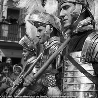 17. MANUEL DE ARCOS. Centuria Romana de la Hermandad de la Macarena. 1959.  En la tarde del Jueves Santo los romanos conocidos como armaos llevan a cabo un recorrido por la ciudad visitando además de los templos de las hermandades de la Madrugá, el convento de las Hermanas de la Cruz y el Hospital Virgen del Rocío.  © ICAS-SAHP, Fototeca Municipal de Sevilla, Archivo Manuel de Arcos