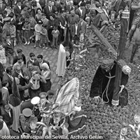 21. ÁNGEL GÓMEZ BEADES GELÁN. Misterio del Señor de las Tres Caídas en el barrio de Triana. 1962.  Durante el saludo a la casa-hermandad de la Estrella, se produce un relevo en la cuadrilla de costaleros. Entre los años 1962 y 1970, en un afán constante por perfeccionar la escenografía, el caballo del Centurión se colocó detrás de la imagen del Señor en un intento de mejorar su contemplación.  © ICAS-SAHP, Fototeca Municipal de Sevilla, Archivo Gelán