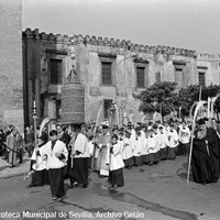 23. ÁNGEL GÓMEZ BEADES GELÁN. Procesión de Palmas en la plaza Virgen de los Reyes. Década de 1960. Es el preámbulo del Domingo de Ramos, un cortejo que rodea a primera hora de la mañana  las gradas de la Catedral con las palmas recién bendecidas, en recuerdo de la entrada triunfal de Jesús en Jerusalén. Detrás de la manguilla, la escolanía de la Catedral. © ICAS-SAHP, Fototeca Municipal de Sevilla, Archivo Gelán