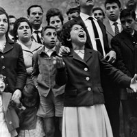 24. SERAFÍN SÁNCHEZ RENGEL. La saeta. 1963. El rezo cantado, desgarrado y espontáneo, brota desde la calle, a ras de suelo, cuando pasa Jesús de las Penas de la Hermandad de San Vicente. © ICAS-SAHP, Fototeca Municipal de Sevilla, Archivo Serafín