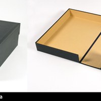 Caja rígida para documentos. Caja construida con cartón duro compacto, forrada en su interior con papel verjurado y en el exterior con tela buckram. Es utilizada para la guarda de documentos que  no están encuadernados. ©ICAS-SAHP, Dpto. Reprografía