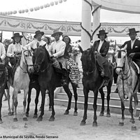 Parejas de caballistas posando en 1948 en la caseta que imitaba el Pabellón de Sevilla de la Exposición Iberoamericana de 1929.