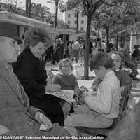 09.Afición infantil por la lectura. 1970. ©ICAS-SAHP, Fototeca Municipal de Sevilla, fondo Cubiles.