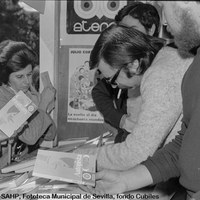 15.Firma de ejemplares de la obra “Autopista” del escritor, humorista y dibujante Jaime Perich. Abril de 1971.  ©ICAS-SAHP, Fototeca Municipal de Sevilla, fondo Cubiles