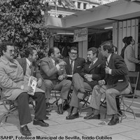 16.Grupo de escritores en la Plaza Nueva. Entre ellos se encuentran Manuel Salado, Manuel Barrios, Ramón Solís, José María Requena,  Manuel Ferrand y Alfonso Grosso que, en 1971 recibiría el Premio de la Crítica Literaria en la Feria del Libro de Sevilla. ©ICAS-SAHP, Fototeca Municipal de Sevilla, fondo Cubiles