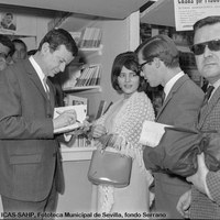 23.El periodista y escritor Manuel Ferrand durante la firma de libros de su primera novela, “El otro bando”. 1967 ©ICAS-SAHP, Fototeca Municipal de Sevilla, fondo Serrano