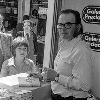 27.Bernardo Víctor Carande firma ejemplares de su libro “Suroeste” en la caseta de Galerías Preciados. 1977 ©ICAS-SAHP, Fototeca Municipal de Sevilla, fondo Cubiles