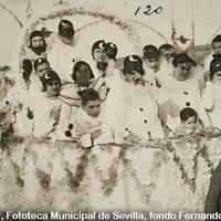 Carroza de “Pierrots” y “Colombinas” durante el desfile del 2 de marzo de 1930. ©ICAS-SAHP, Fototeca Municipal de Sevilla, fondo Fernando Carmona