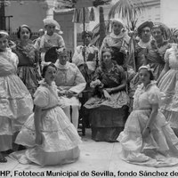Celebración del Carnaval. Grupo disfrazado con trajes de papel que simulan la corte de un monarca. 5 de marzo de 1933 ©ICAS-SAHP, Fototeca Municipal de Sevilla, fondo Sánchez del Pando