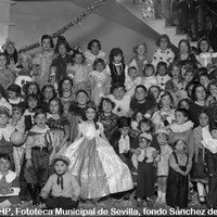 Celebración del Carnaval. Niños y niñas disfrazados durante el baile infantil organizado por la Colonia Catalana en Sevilla. 11 de febrero de 1934 ©ICAS-SAHP, Fototeca Municipal de Sevilla, fondo Sánchez del Pando