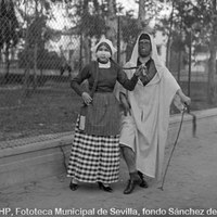 Celebración del Carnaval. Pareja disfrazada en los alrededores de la Plaza de América. 1935 ©ICAS-SAHP, Fototeca Municipal de Sevilla, fondo Sánchez del Pando