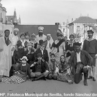 Celebración del Carnaval. Grupo disfrazado posando en la actual Avenida de la Palmera. 1935. ©ICAS-SAHP, Fototeca Municipal de Sevilla, fondo Sánchez del Pando