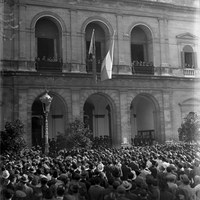 Izada de la bandera andaluza en el Ayuntamiento de Sevilla. Ondea, junto a la tricolor, en el balcón principal. 23 de noviembre de 1932. ©ICAS-SAHP, Fototeca Municipal de Sevilla, fondo Sánchez del Pando