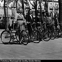 La artista alemana Trudi Bora y las chicas de su coro posan en la Plaza Nueva como modelos publicitarias para la marca de bicicletas Gaitán. Detrás, el hotel Márquez. 1942. ©ICAS-SAHP, Fototeca Municipal de Sevilla, fondo Vilches