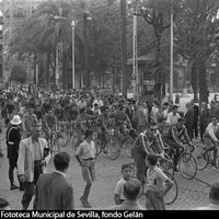 IX Campeonato Nacional Ciclista de Educación y Descanso. Participantes por la Plaza Nueva. 1956. ©ICAS-SAHP, Fototeca Municipal de Sevilla, fondo Gelán