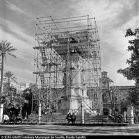 Obras de restauración del monumento a San Fernando. 1966. ©ICAS-SAHP, Fototeca Municipal de Sevilla, fondo Serafín