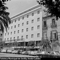 Reforma del Hotel Inglaterra, construido en 1857. Coexiste una parte del edificio anterior junto al de nueva planta. Julio de 1968. ©ICAS-SAHP, Fototeca Municipal de Sevilla, fondo Cubiles
