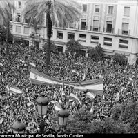 Manifestación pro-Autonomía de Andalucía. Vista desde el balcón del Ayuntamiento de la esquina de la Plaza Nueva con la calle Tetuán. 4 de diciembre de 1977. ©ICAS-SAHP, Fototeca Municipal de Sevilla, fondo Cubiles