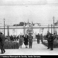 El proyecto de ensanche del eje Campana-Osario en 1948, trajo consigo el derribo de parte del mercado para abrir una plaza pública, lo que provocó el retranqueo y construcción de la nueva fachada en estilo neoclásico de la plaza de abastos, así como la diferente disposición de los puestos en su interior. 1950 ©ICAS-SAHP, Fototeca Municipal de Sevilla, fondo Serrano