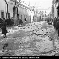 La nieve acumulada en los accesos al mercado no fue impedimento para el desarrollo de la actividad de los placeros y del público que acudió a hacer su compra diaria. 2 de febrero de 1954 ©ICAS-SAHP, Fototeca Municipal de Sevilla, fondo Gelán