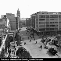 Vista cenital de la plaza de la Encarnación y el nuevo trazado de la calle Imagen tras el ensanche, con el edificio racionalista de la acera derecha, obra de los arquitectos Rafael Arévalo e Ignacio Costa encargado por la Federación de Cajas de Ahorros Andaluzas. 1959-1961 ©ICAS-SAHP, Fototeca Municipal de Sevilla, fondo Serrano