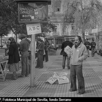 Venta ambulante de periódicos en la plaza de la Encarnación debido a una huelga convocada por la Confederación Española de Vendedores de Prensa para protestar por las amenazas y atentados sufridos por trabajadores del sector. Durante el paro que afectó a toda España, los ejemplares fueron vendidos por empleados de las empresas editoras. 21 de febrero de 1980 ©ICAS-SAHP, Fototeca Municipal de Sevilla, fondo Serrano