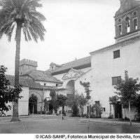 02. Fachada de la portada de la iglesia y espadaña. ©ICAS-SAHP, Fototeca Municipal de Sevilla, fondo Serrano