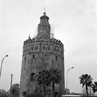 Obras de restauración del remate de la Torre del Oro dañado a causa del terremoto de 1969. ©ICAS-SAHP, Fototeca Municipal de Sevilla, fondo Serrano