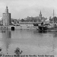 Río Guadalquivir, Torre del Oro y Muelle de la Sal. Pantalanes en construcción. 1920   ©ICAS-SAHP, Fototeca Municipal de Sevilla, fondo Serrano