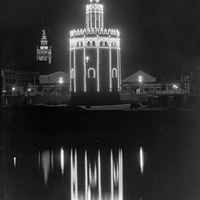 Torre del Oro iluminada artísticamente con motivo de la Exposición Iberoamericana de 1929. ©ICAS-SAHP, Fototeca Municipal de Sevilla, fondo Serrano