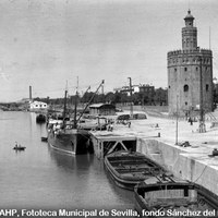 Labores de carga y descarga en el Muelle de la Sal junto a la torre del Oro 1929. ©ICAS-SAHP, Fototeca Municipal de Sevilla, fondo Sánchez del Pando