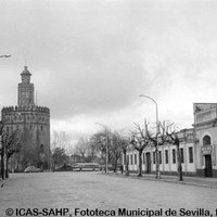 La Torre del Oro vista desde la calle Almirante Lobo.1960-1965. ©ICAS-SAHP, Fototeca Municipal de Sevilla, fondo Serrano