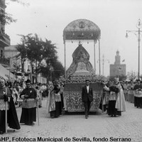 Procesión extraordinaria de la Virgen de los Reyes por el Paseo de Colón con motivo del Congreso Mariano. 1929 ©ICAS-SAHP, Fototeca Municipal de Sevilla, fondo Serrano