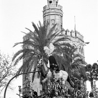 La Torre del Oro fue testigo de un inusual itinerario de la Hermandad de la Esperanza de Triana a causa de las obras en el puente de Isabel II. 1976 ©ICAS-SAHP, Fototeca Municipal de Sevilla, fondo Cubiles