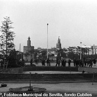 La Torre del Oro se asoma a contemplar las obras de la nueva fuente para la Plaza de Cuba. 1960-1962. ©ICAS-SAHP, Fototeca Municipal de Sevilla, fondo Cubiles